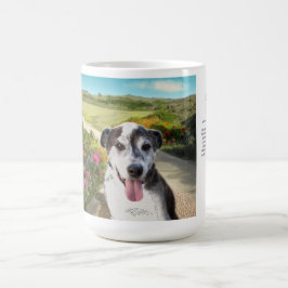 caneca 15oz: Torta em um campo das dálias (cão na