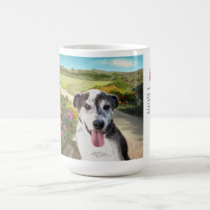 caneca 15oz: Torta em um campo das dálias (cão na