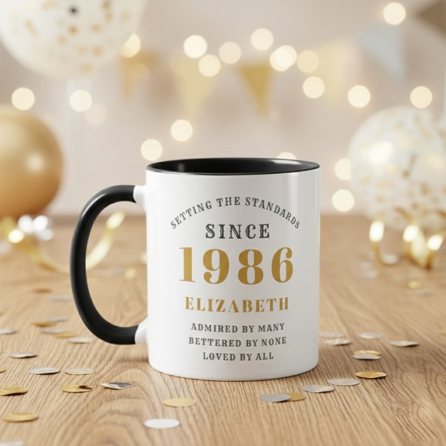 Caneca 40th Birthday 1986 Add Name Elegant (Born 1986 birthday gift mug. Wood table out of focus background.)
