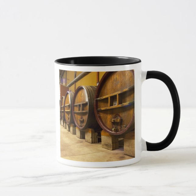 Caneca A adega da vinícola com grandes barris de madeira  (Direita)