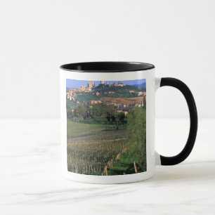 Caneca A aldeia de San Gimignano está sentada no momento