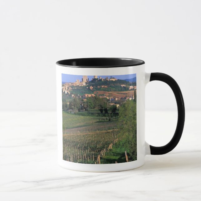 Caneca A aldeia de San Gimignano está sentada no momento (Direita)