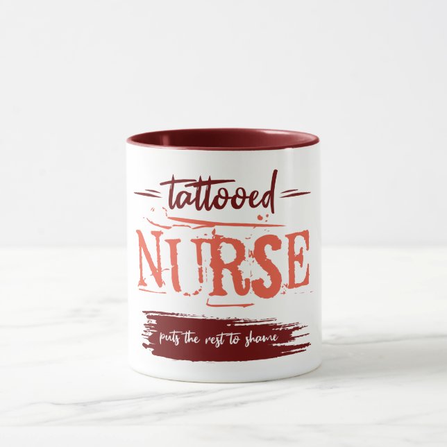 Caneca A enfermeira tatuada envergonha o resto. Ideia do  (Centro)