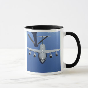 Caneca A Globemaster III C-17 aproxima-se do boom