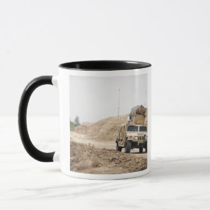 Caneca A Humvee conduz a segurança