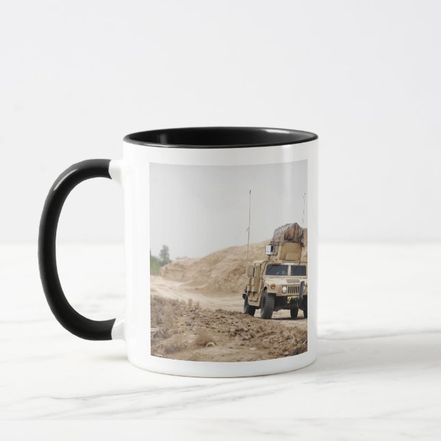 Caneca A Humvee conduz a segurança (Esquerda)