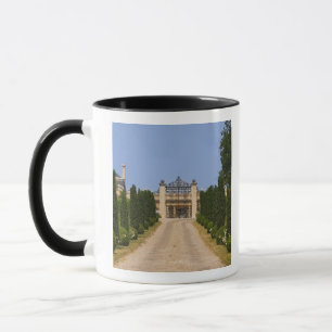 Caneca A imponente entrada do Chateau Haut Sarpe, o