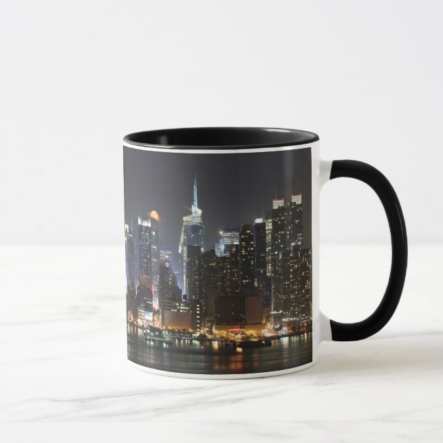 Caneca A lua aumenta sobre o Midtown New York. (Direita)