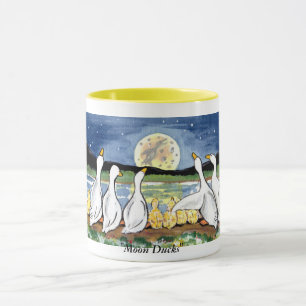 Caneca A "lua Ducks" a família do pato que olha a lua,