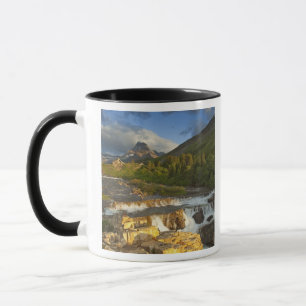 Caneca A luz da manhã saúda Swiftcurrent Falls no