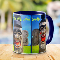 A Madeira Enfrenta Um Sorriso Divertido Enquanto V