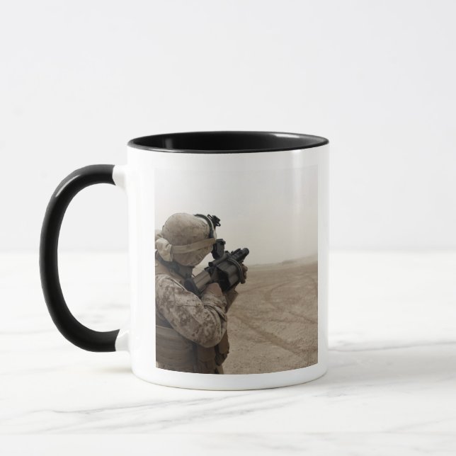 Caneca A Marine dispara a M-32 (Esquerda)