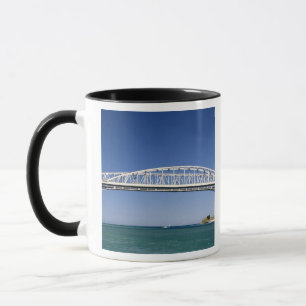 Caneca A ponte de água azul é uma ponte de envergadura 
