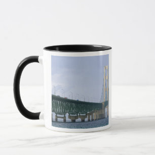 Caneca A ponte Mackinac que abrange o estreito de 2