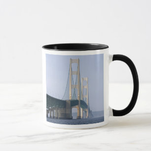 Caneca A Ponte Mackinac que atravessa o Estreito de