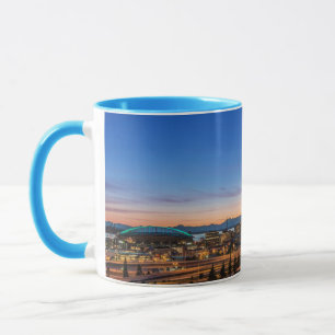 Caneca A rodovia I-5 e o centro Seattle no crepúsculo