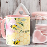 Caneca Abelha Feliz Bombus Abelhas amarelas no verão<br><div class="desc">Adicione diversão e humor ao seu espaço de trabalho! Fundo amarelo,  branco com um padrão de mel. Decorado com flores tropicais cor-de-rosa,  hibisco e abelhinhas felizes. O texto: Bee Happy com um script de estilo manuscrito. Perfeito para seu escritório de verão!</div>