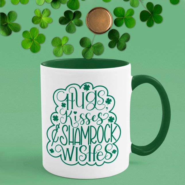 Caneca Abraços, Kisses e Shamrock desejam Ruas. Dia de Pa (Criador carregado)