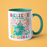 Caneca Acredite Na Magia Do Retro Boho De Natal<br><div class="desc">Acredite na Mágica do Natal, Retro Boho Festivo Holiday Mug apresenta o texto "Acredite na Mágica do Natal" na tipografia moderna, acentuada com colorida árvore de Natal Matisse, flores e uma vela. Perfeito para presentes de Natal, festas de Natal e festas de Natal, aniversários e muito mais. Criado pelo Evco...</div>