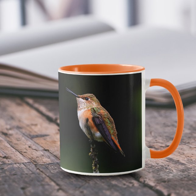 Caneca Adorável Rufous Hummingbird no Branch (Cute Rufous Hummingbird on Hybrid Fruit Tree Branch 11 oz Coffee Mug Cover Photo.)