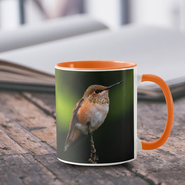 Caneca Adorável Rufous Hummingbird no Branch (Cute Rufous Hummingbird on Hybrid Fruit Tree Branch 11 oz Coffee Mug Cover Photo 2.)