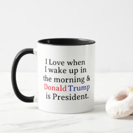 Caneca Adoro quando me Acordar... e Trump é presidente.