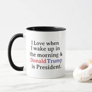 Caneca Adoro quando me Acordar... e Trump é presidente.