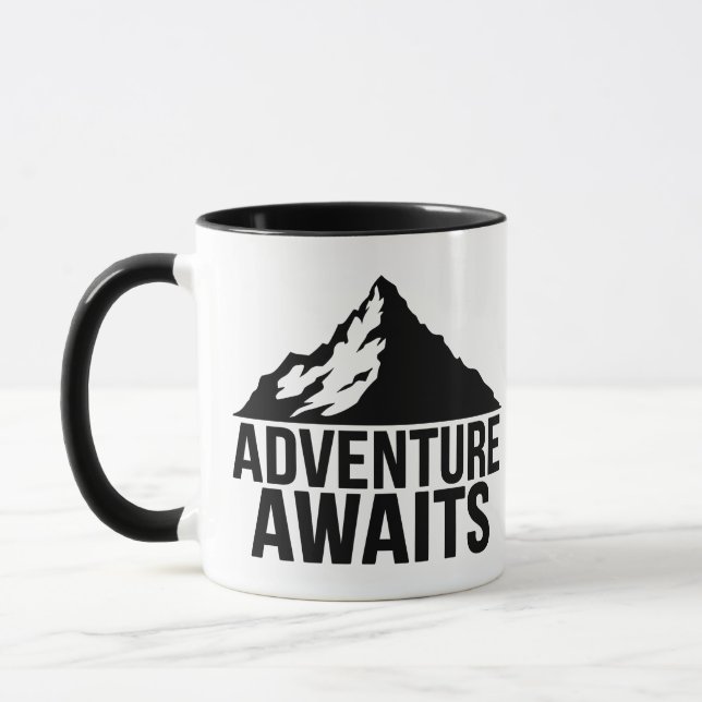 Caneca Adventure Awaits Mountain Hiking Design (Esquerda)