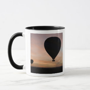Caneca África, Quênia, Masai Mara. Dois balões deslizam