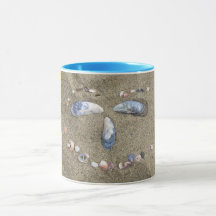 Agrida a cara amarela feita na areia com escudos