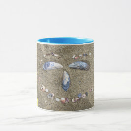 Caneca Agrida a cara amarela feita na areia com escudos