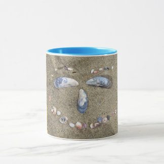 Caneca Agrida a cara amarela feita na areia com escudos