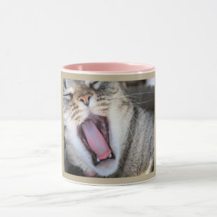 Caneca Agrida com fotografia de um gato de gato malhado