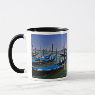 Caneca água do Grande Canal com barcos gondalo alinhados