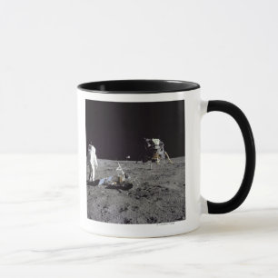 Caneca Aldrin olha para trás na base de tranquilidade