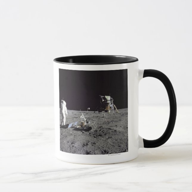 Caneca Aldrin olha para trás na base de tranquilidade (Direita)