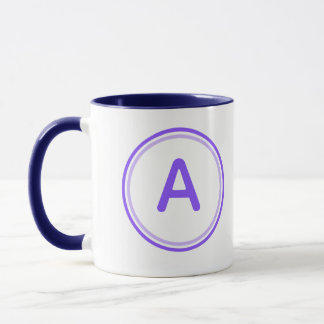 Caneca Alfabeto de Letra Redonda Design de Círculo Roxo