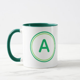 Caneca Alfabeto de Letra Redonda Design de Círculo Verde