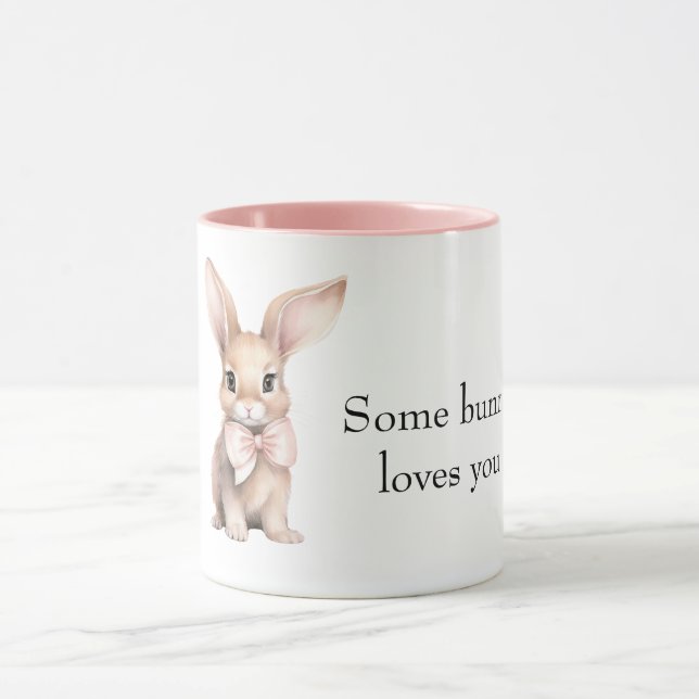 Caneca Algum Coelhinho Ama Você (Centro)