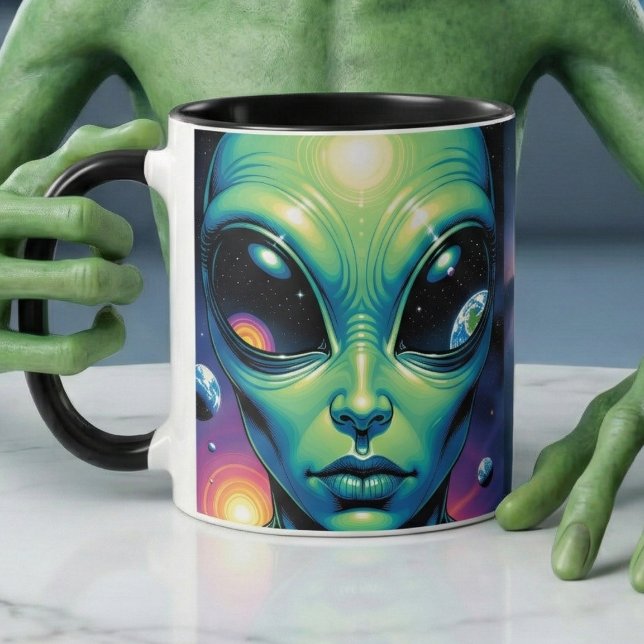 Caneca Alienígena face com planetas reflexões nos olhos (Criador carregado)