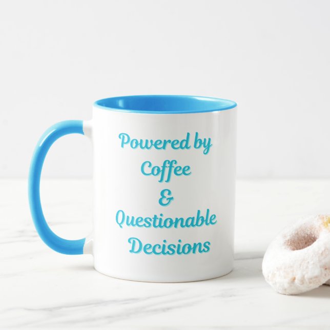 Caneca Alimentado por Café & Decisões Questionáveis – Div (Com Donut)