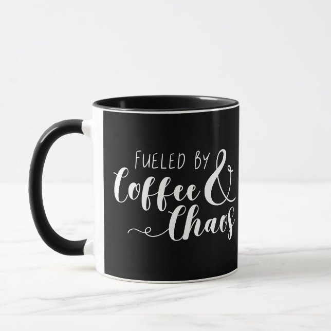Caneca Alimentado por café e caos (Esquerda)