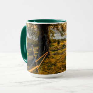 Caneca Alvorecer enevoado em uma floresta