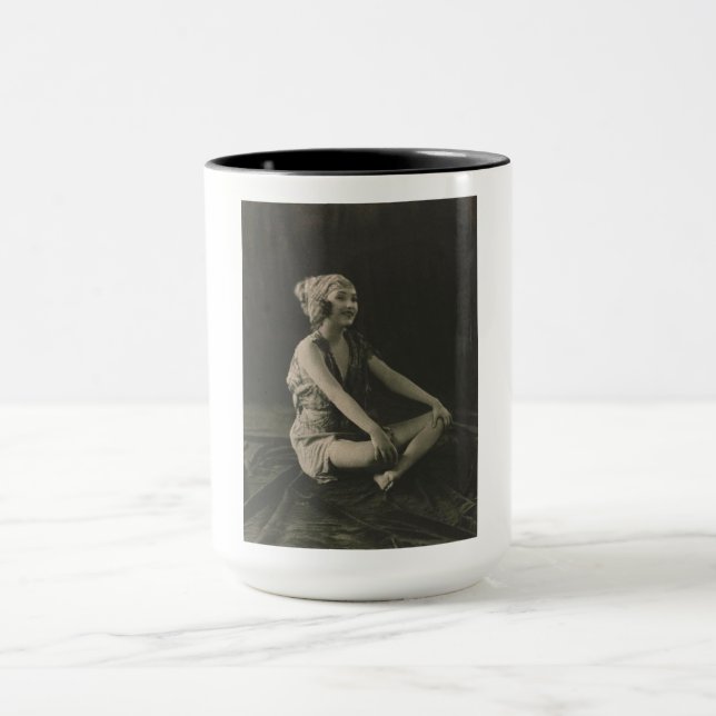 Caneca Ame uma pobre garota de barriga sentada entre pern (Centro)