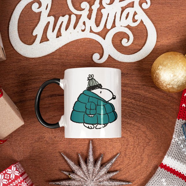 Caneca Amendoins | Jaqueta Puffer de inverno de Snoopy (Mug on Christmas background)