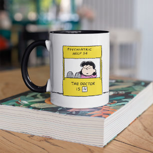 Caneca Amendoins Lucy & O Doutor Está Aqui