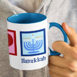 Caneca Amor de paz bonito Hanukkah Menorah Azul<br><div class="desc">Um presente de Hanukkah do Peace Love para um judeu que gosta de celebrar Chanukah. Um bonito sinal de paz,  coração,  e uma bela menorah.</div>