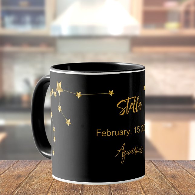 Caneca Aniversário da constelação do Aquarius de ouro neg (Criador carregado)