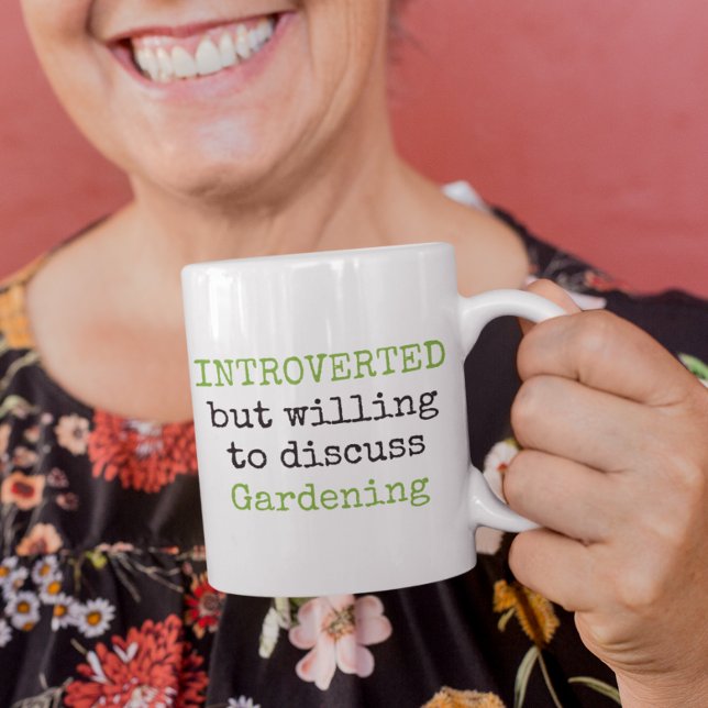 Caneca Apresentando citações engraçadas de jardinagem (introverted but willing to discuss gardening funny quotes mugs)