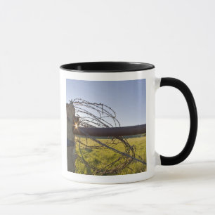 Caneca Arame farpado enrolado na cerca perto